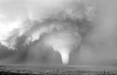 男子10天穿越美国龙卷风走廊拍摄超级风暴图