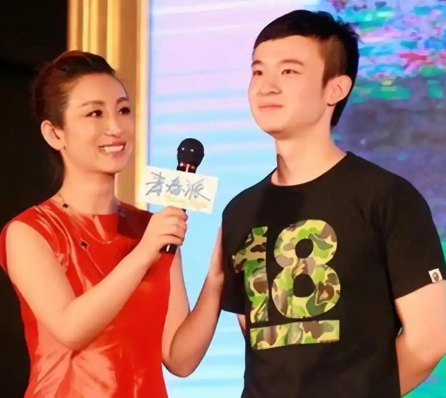 作为金牌经纪人,王京花不仅对手下艺人要求严格,对自己儿子更是严中加