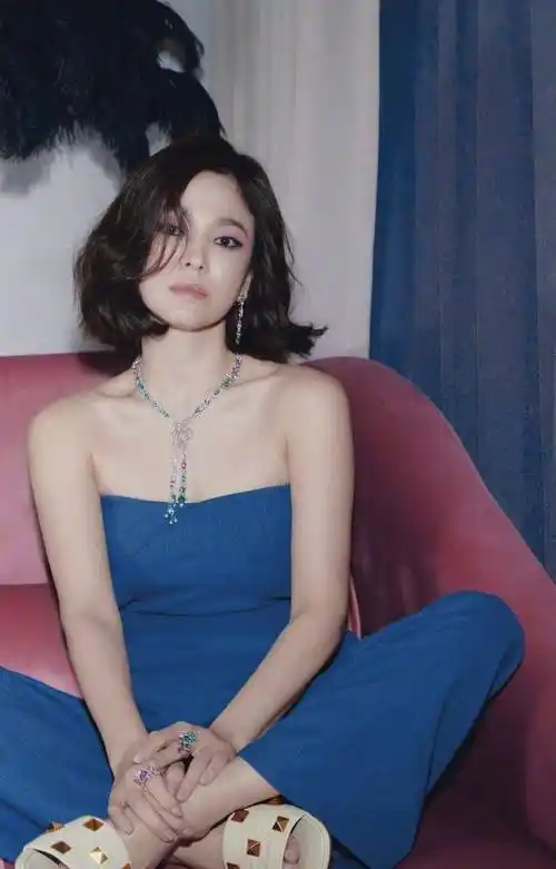 分手后的宋慧乔渐渐放飞自我,烟熏妆配裸唇,眼神霸气十足