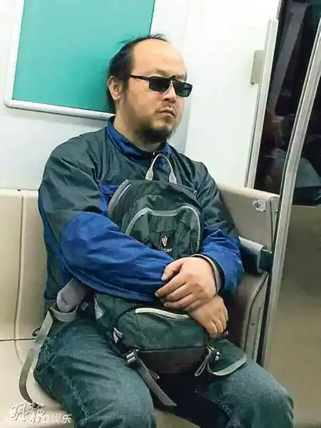 王菲前夫窦唯坐地铁被偷拍 戴墨镜满脸胡须(图)