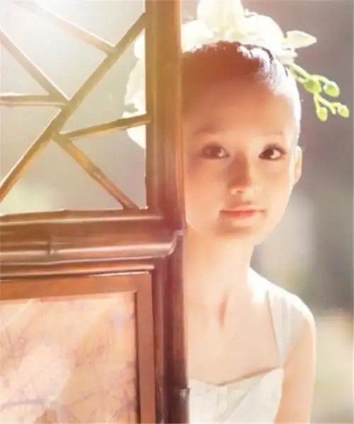 李沁晒稚嫩照,五官青涩显纯天然,出道12年低调演戏却没人敢追