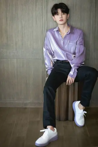 任嘉伦壁纸这紫色上衣也太绝了反复看了好几遍