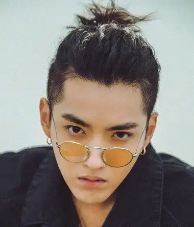 男士长脸留长头帘梳小辫什么样 扎小辫虽帅无刘海才是王道_发型师姐