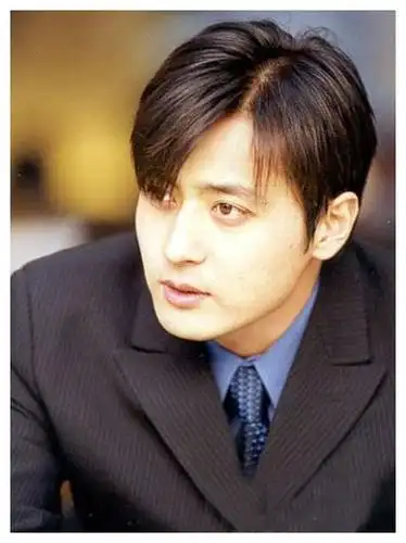 20多年前,张东健曾被称为"韩国第一帅哥",是南韩整容范本