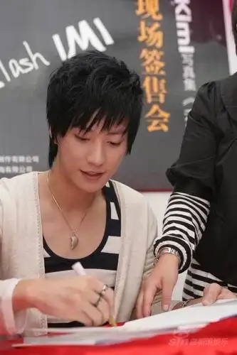 乔任梁写真集上海首签 销量获得满堂彩(组图)