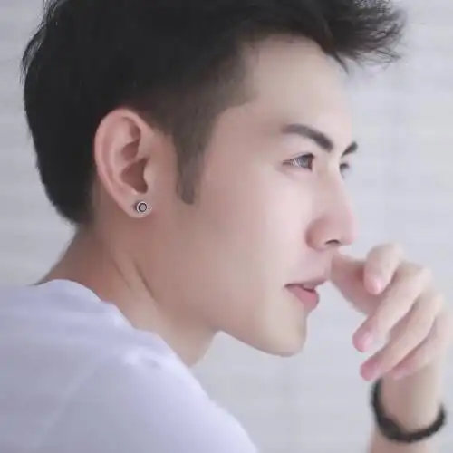 黑耳钉侧脸帅哥