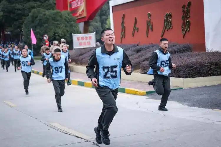 军营直通车武警贵州总队机动支队组织举办新春千人接力跑活动