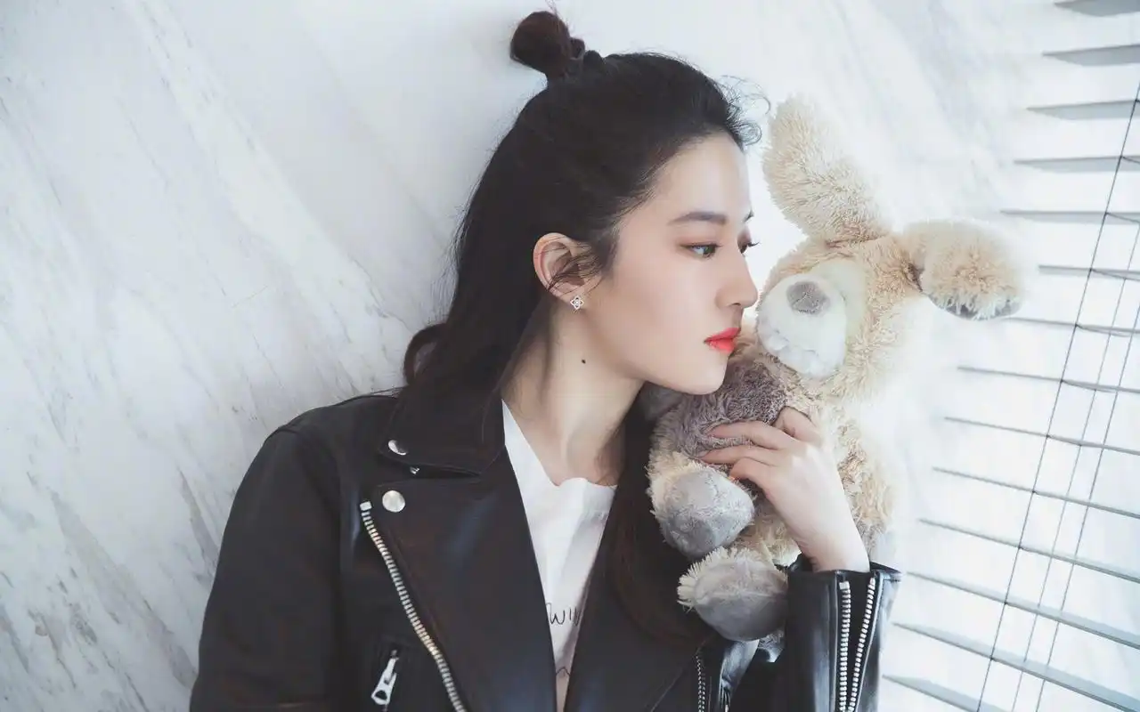 女神刘亦菲优雅性感桌面壁纸图片