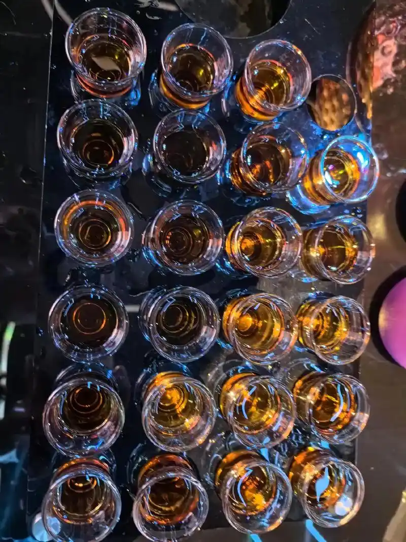 从前,天天喝大酒,唱歌,通宵ktv,那叫会玩.现在诚信做事,低调做人