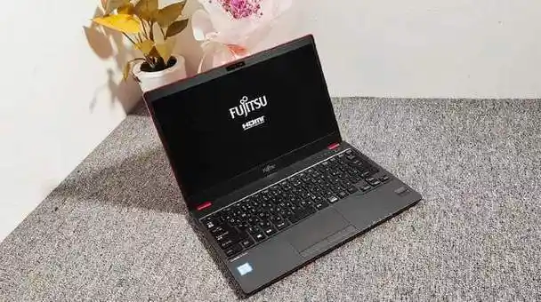 800克机身足够轻薄这款富士通笔记本电脑带触屏操作更便捷