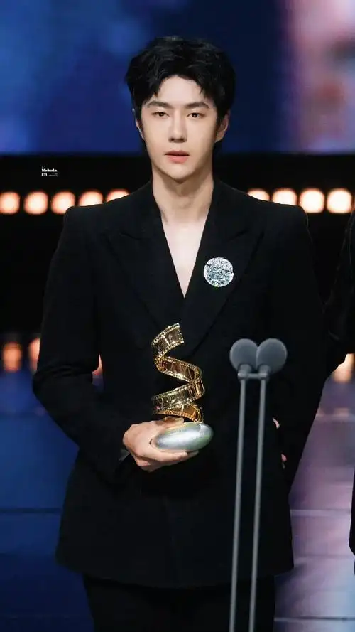 王一博翘腿坐##王一博 不化妆##王一博你热不热