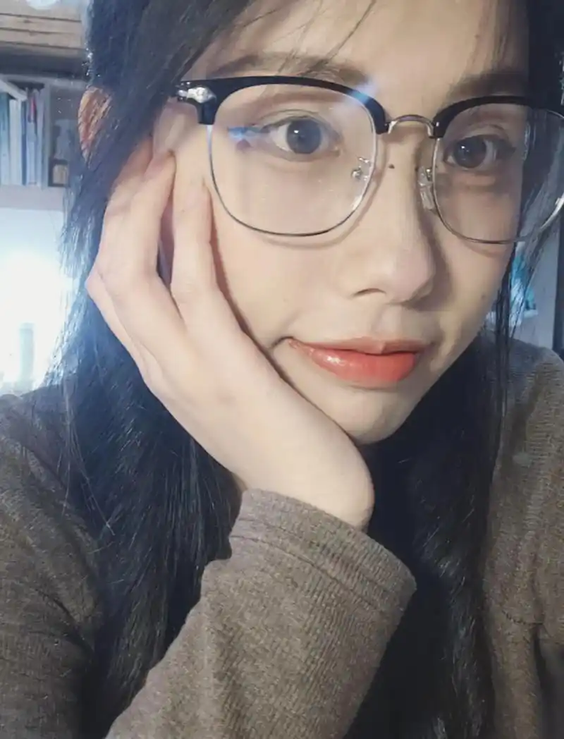 20岁的女生风华正茂#女大学生日常生活 #内向腼腆女孩 #矮 - 抖音