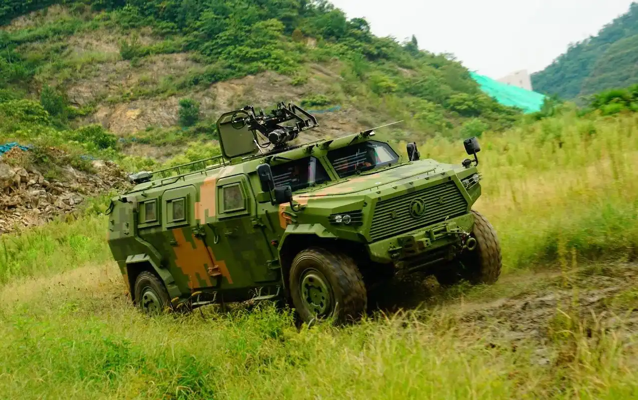 宋楠综合研判东风全新一代长轴距四驱猛士装甲突击车技战术