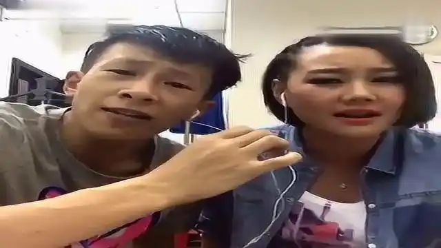 赵本山弟子小超越与崔丹演唱情歌后面周云鹏叼着小烟露脸