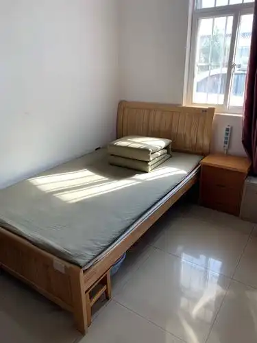 被子都要像部队一样叠成豆腐块,宿舍的各种摆放都要整齐.