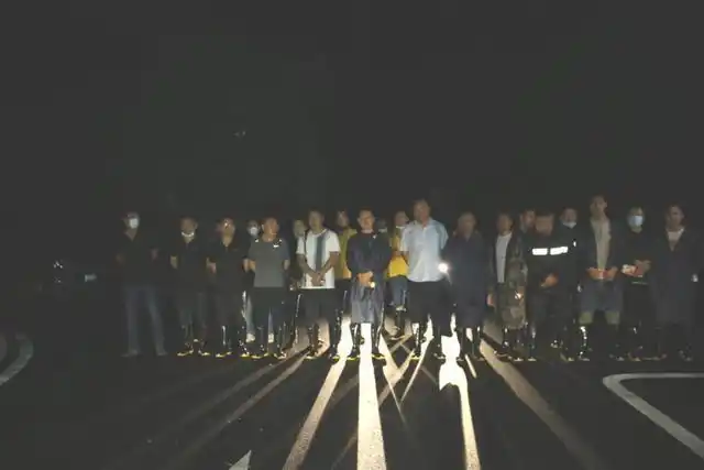 洪山镇民兵连,洪山镇青年志愿服务队等人员聚集政府院内,做好出发前的