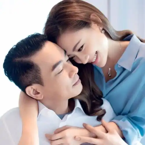 来看一组陈小春夫妇的合照,网友:如此恩爱,真是模范夫妇啊!