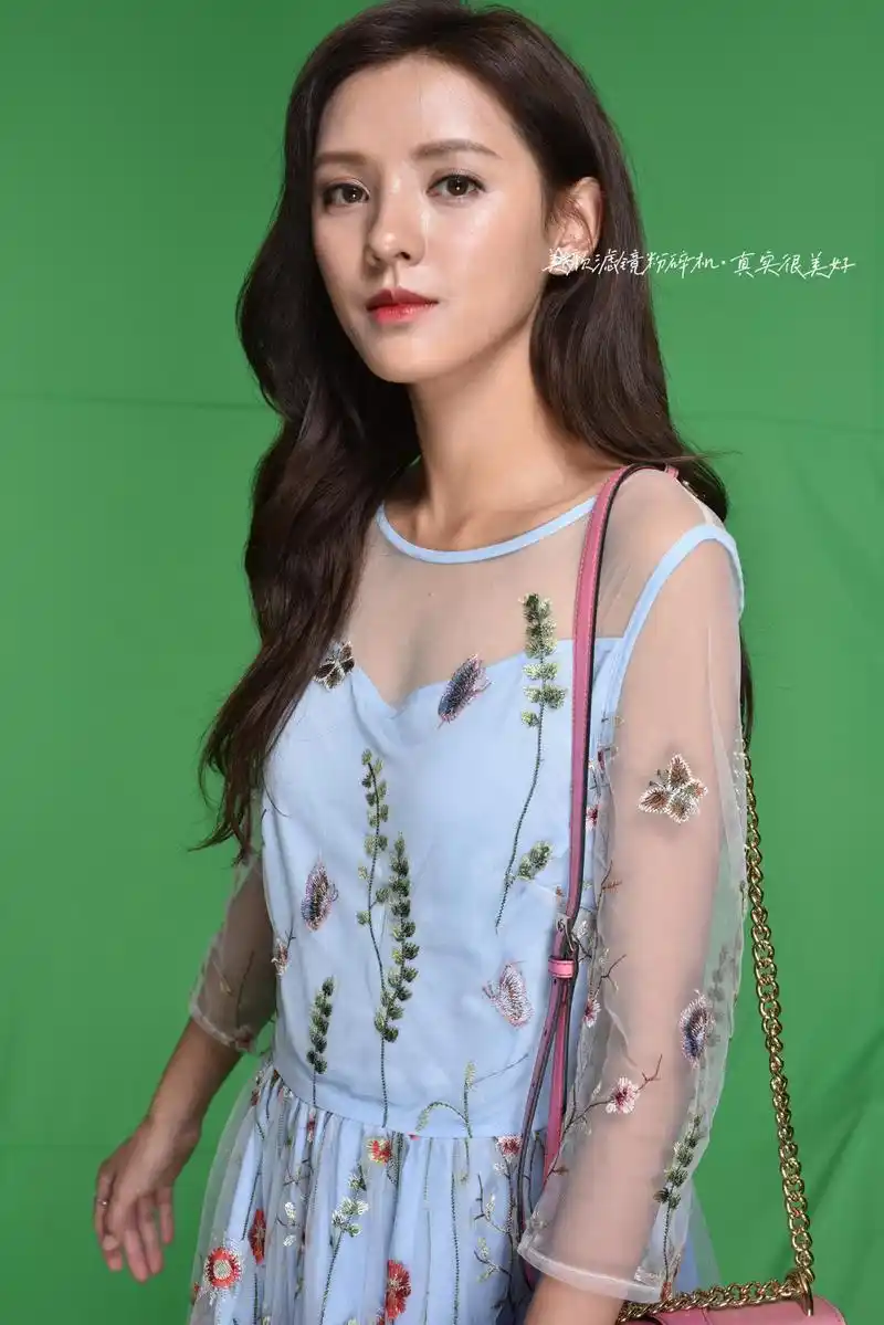 张予曦也太自信了,超清生图不p就放出来,皮肤状态很真实