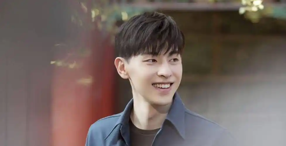 邓伦也同样是个小眼睛,单眼皮的演员,但他的人气可是一直都很爆,小编