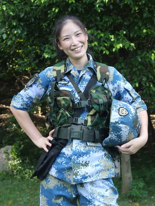 我的母亲刘宏曾服役于91676部队,是一名海军通信兵.