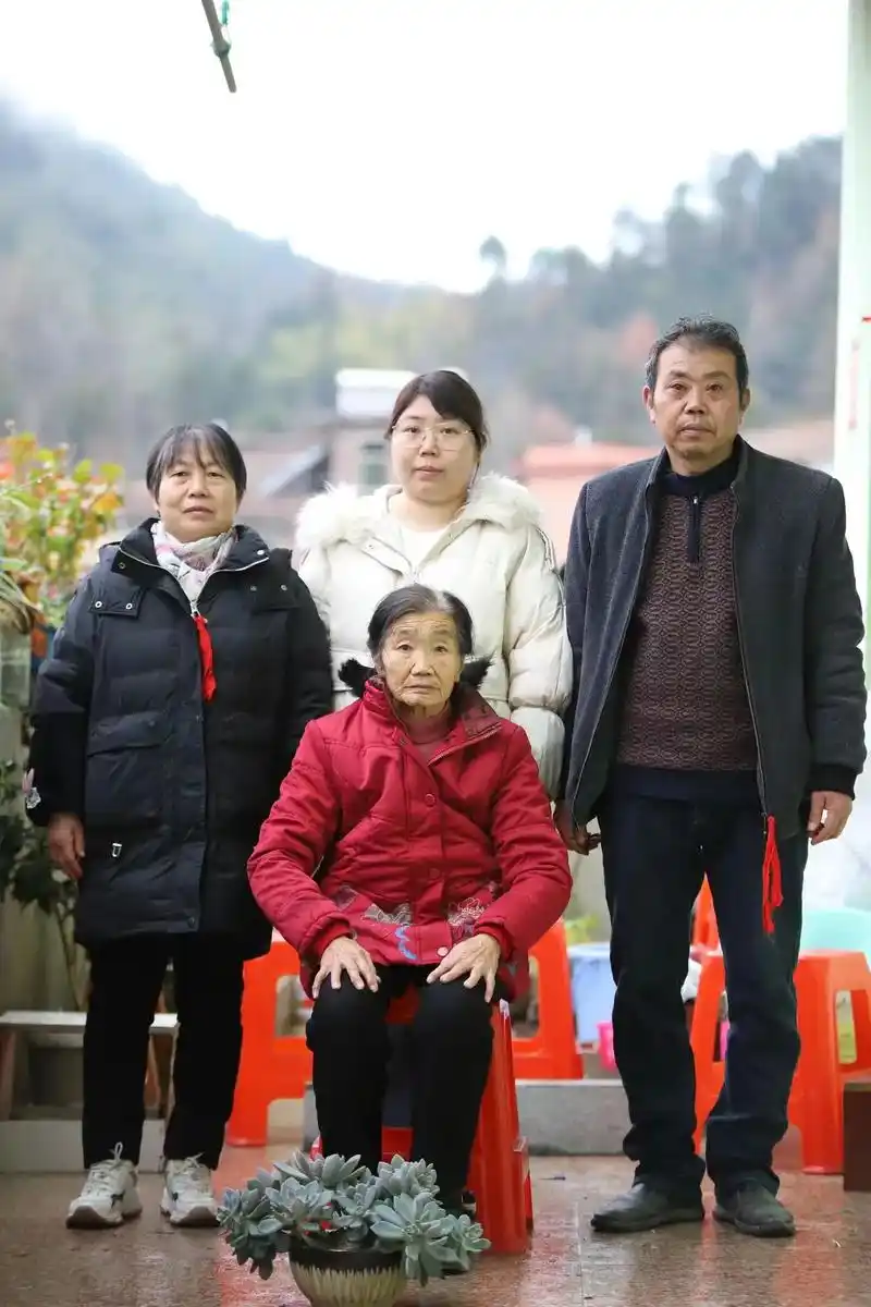 万爱千恩感恩父母的养育之恩 #只有照片能记录这份珍贵的回忆 - 兑趑