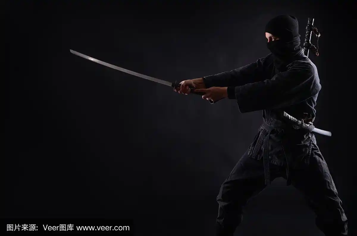 黑暗背景下的忍者,武士