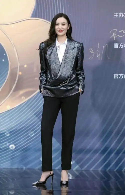 宋佳真放开了穿低胸连衣裙秀凹凸曲线确实很有料