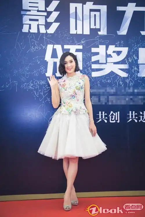 杨恭如亮相"影响力"红毯 俏皮短发少女感十足