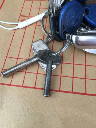 我男朋友是一名警察,今天我帮他洗裤子才发现,他平时腰间挂着的钥匙,