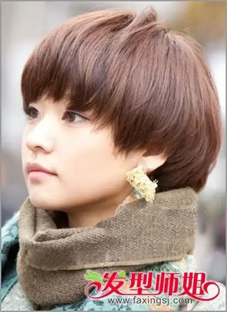 方法/步骤女生蘑菇头发型给人感觉非常清爽有个性,如果你也是短发控