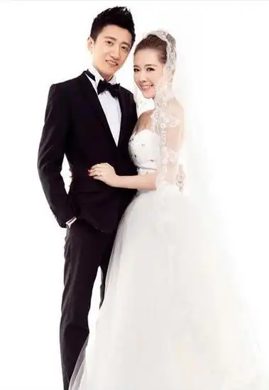 继在电视节目中大方公开未婚夫后,今日曝光了与未婚夫的唯美结婚照