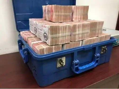 于是,今日凌某就从银行卡里拿出200万现金飞奔到北京海淀法院,在法官