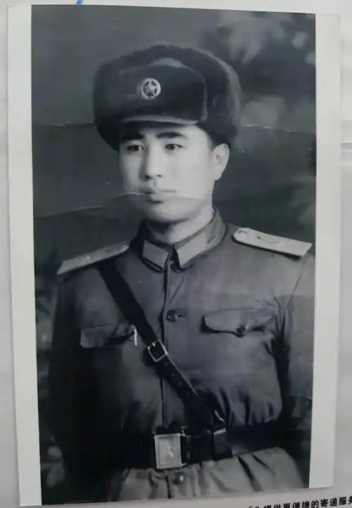 身着中国人民解放军55式军装的英俊威武的部队军官二舅家刘文儒表哥