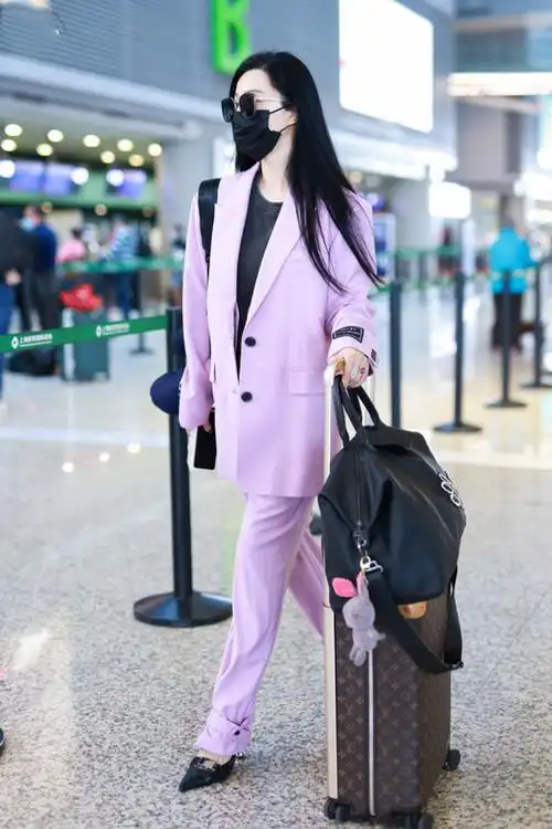 范冰冰吸引力有多大穿西装绑裤脚走机场甩黑长直出电梯就被吸引