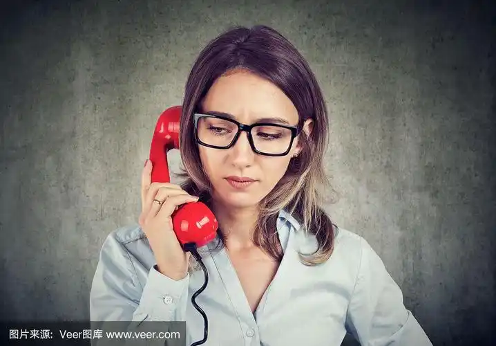 一个严肃的女人在打电话