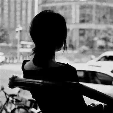 黑白系的女生头像也是很有气质的哦,高级感满满,看看小编分享的是不是