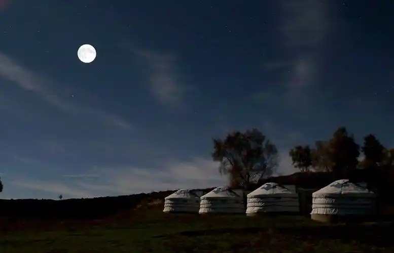 月光下的蒙古包