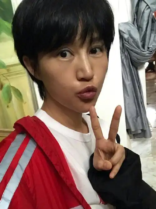 鲍蕾素颜如"整容",化妆前后大变样,陆毅审美可真别致