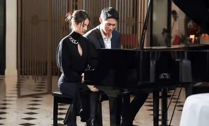 王子文晒男友合照,与吴永恩深情对视大秀恩爱,网友:没完了?