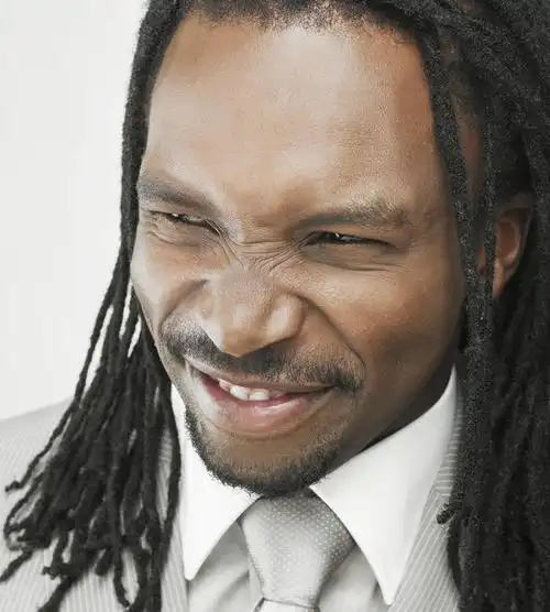 笑,微笑,露齿笑,竖图,室内,白天,白色背景,正面,衬衫,欧洲,非洲,黑人