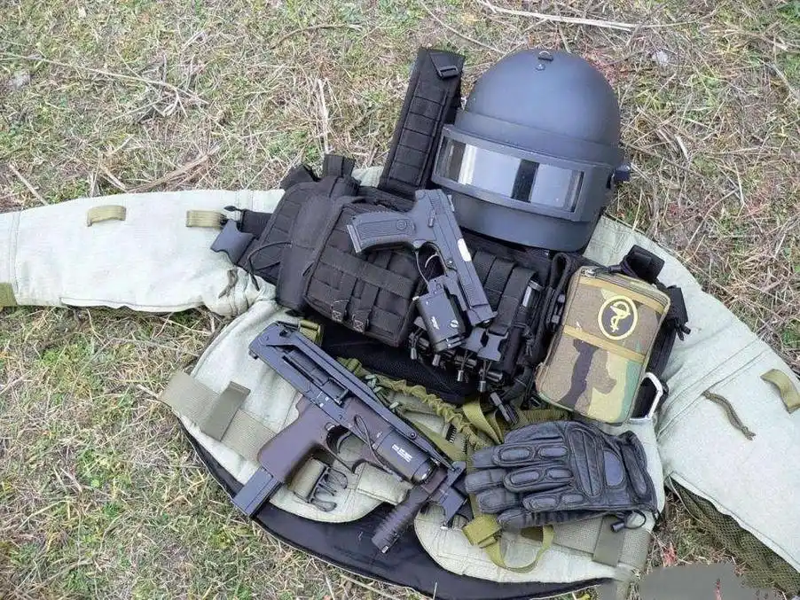 美军天价单兵装备,炸弹近身爆炸,枪都炸烂了人却安然无恙