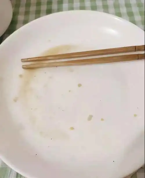 粒米不剩的饭碗,同学们也纷纷号召空盘行动.