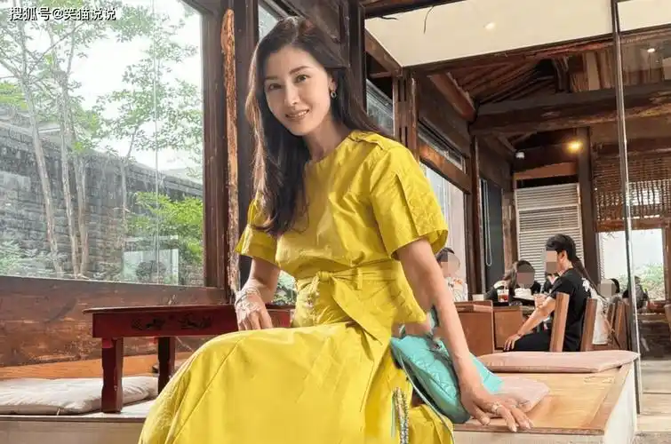 乍一看还以为是20多岁的她,误以为这是李嘉欣年轻时拍的照片