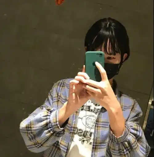 女装大佬在宿舍变装cosplay,舍友回来,以为误入女生宿舍__财经头条