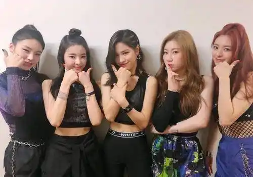 她以抖肩舞成为姬圈扛把子女爱豆,出道前就拥有个人百万直排_人气