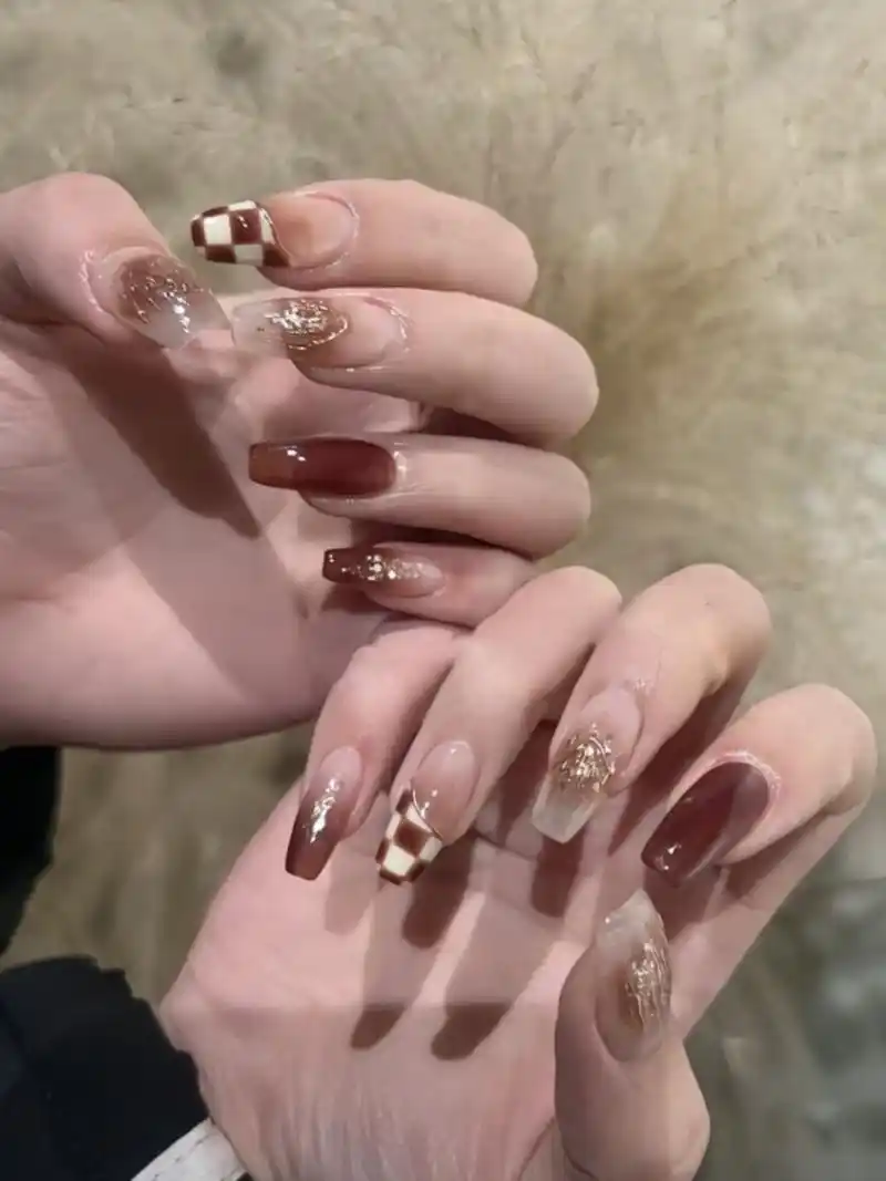 黄黑皮显白红色美甲  红色美甲的魔力无人能挡,高级又显白,气质满满.