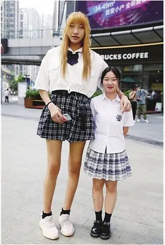 1米55的路人站在小玥身边如同小孩子一般