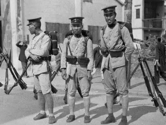 三名军容还算整洁的北洋军士兵