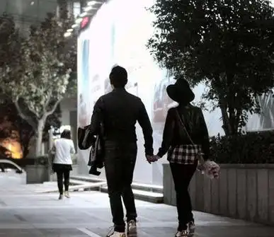 陆毅鲍蕾手牵手看电影陆毅鲍蕾笑容甜蜜日前,陆毅和鲍蕾穿着可爱的