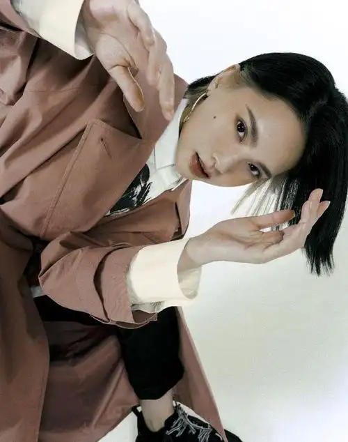 杨丞琳终于摆脱少女风黑短发兼具层次与美感大片复古不失优雅